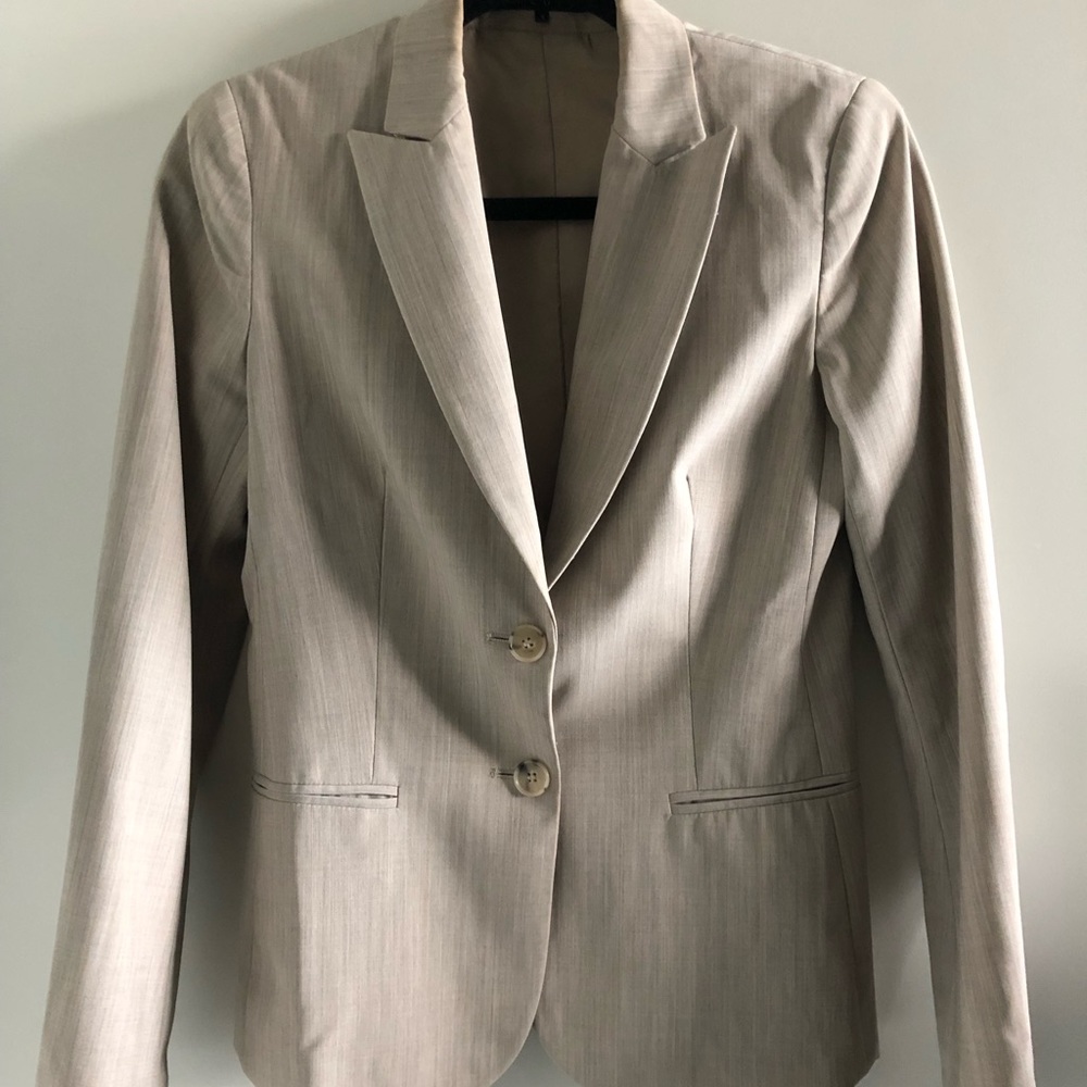 Beige notched lapel Theory Blazer size 4.